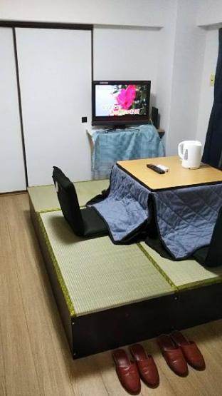 In the room with a trench kotatsu, wide bed