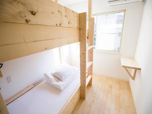 IZA Enoshima Guest House & Bar