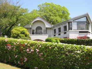 Izu Ippeki lake lakeside terrace